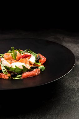 Koyu tabakta sağlıklı salata. Restoran çanak, sağlıklı beslenme