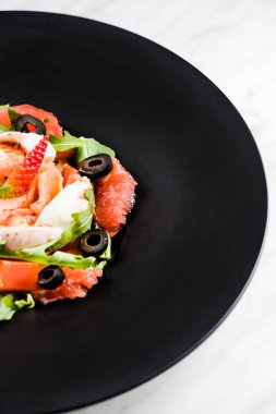 Taze salata. Lezzetli ve sağlıklı bir yemek için konsept. Beyaz taş ba