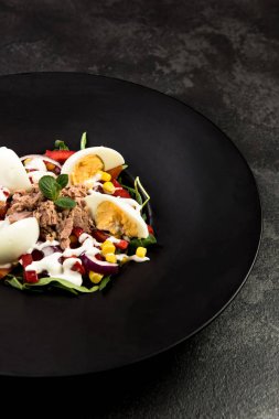 Koyu tabakta sağlıklı salata. Restoran çanak, sağlıklı beslenme