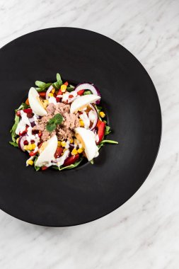 Taze salata. Lezzetli ve sağlıklı bir yemek için konsept. Beyaz taş ba