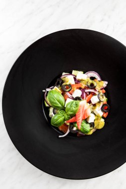 Taze salata. Lezzetli ve sağlıklı bir yemek için konsept. Beyaz taş ba