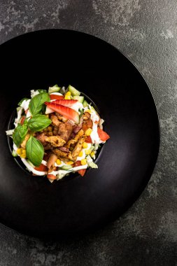 Taze salata. Lezzetli ve sağlıklı bir yemek için konsept. Koyu taş bac