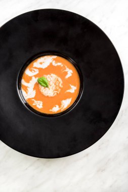 Koyu tabakta servis edilen ev yapımı domates çorbası