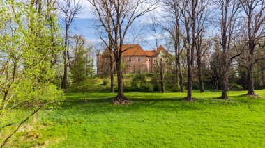 Tarnow, Lesser P yakınlarındaki Debno'daki Geç Gotik kalenin havadan görünümü