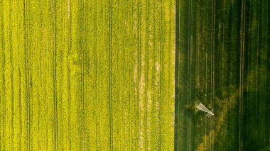 Tarım arazilerinde mahsul tarlalarında renkli desenler, havadan görünüm, insansız hava aracı