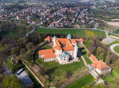 Polonya, Nowy Wi 'deki tepedeki Rönesans Kalesi. 