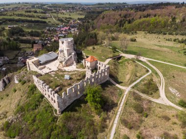 Güneşli bir günde tepenin üstünde Rabsztyn Kalesi kalıntıları havadan görünümü, P