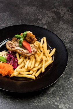 Tavuk patates kızartması ve salata ile sarar, restoran porsiyon hizmet