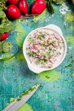 Taze ve çiğ turp salatası, temiz yemek