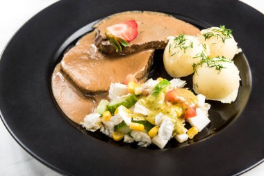 Sos, patates ve salata ile domuz eti, por hizmet veren restoran