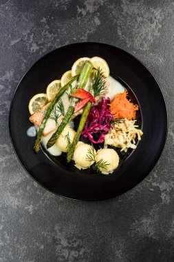 Kuşkonmaz ve patates ile ızgara somon, restoran p hizmet