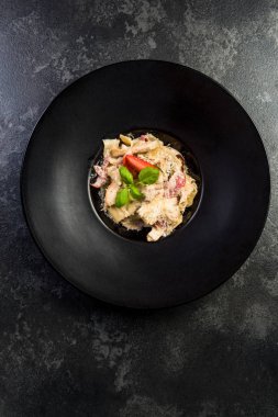 Peynir ve fesleğen ile İtalyan penne makarna