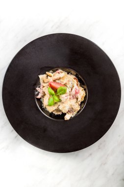 Peynir ve fesleğen ile İtalyan penne makarna