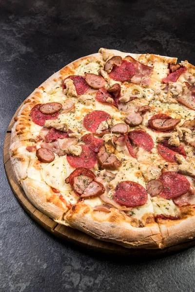 Amantes de la carne pizza, copiar espacio de fondo — Foto de Stock