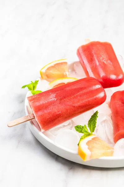 Zdrowy czerwony sok pomarańczowy popsicles — Zdjęcie stockowe