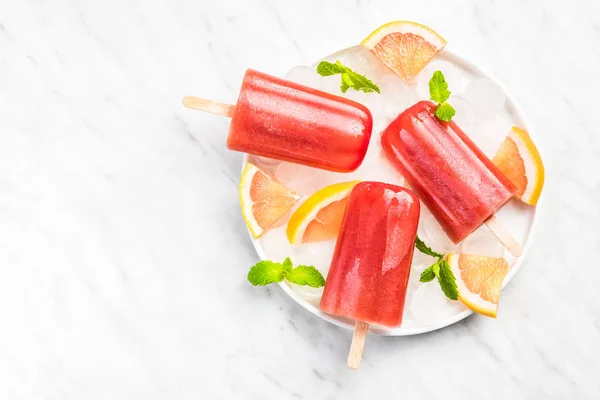 Popsicles made from red orange juice with mint — Stock Photo, Image