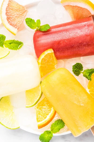 Sok cytrusowy popsicles z lodem i mięty — Zdjęcie stockowe