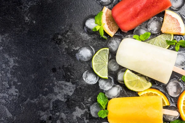 Naturalny sok domowej roboty zdrowych popsicles na kostki lodu — Zdjęcie stockowe