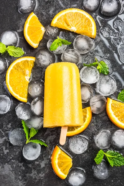 Sok pomarańczowy domowej roboty Popsicle nad lodem — Zdjęcie stockowe