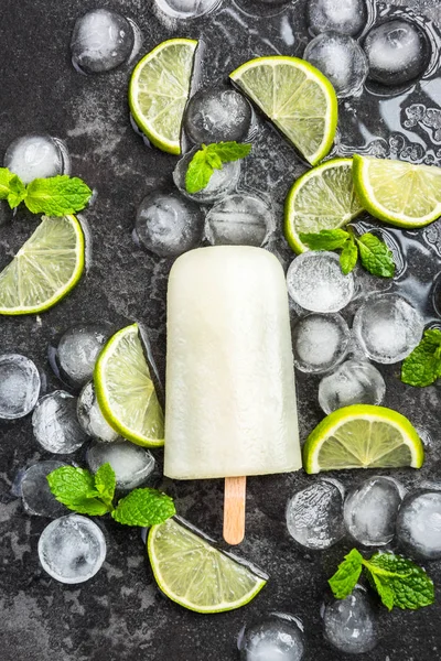 Succo di lime ghiacciolo fatto in casa sopra ghiaccio — Foto Stock