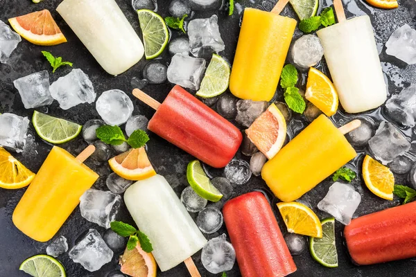 Świeży sok owocowy lody na patyku wyskakuje popsicles — Zdjęcie stockowe