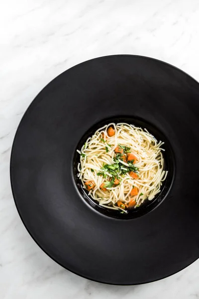 Sopa de frango caseira servida em prato escuro — Fotografia de Stock