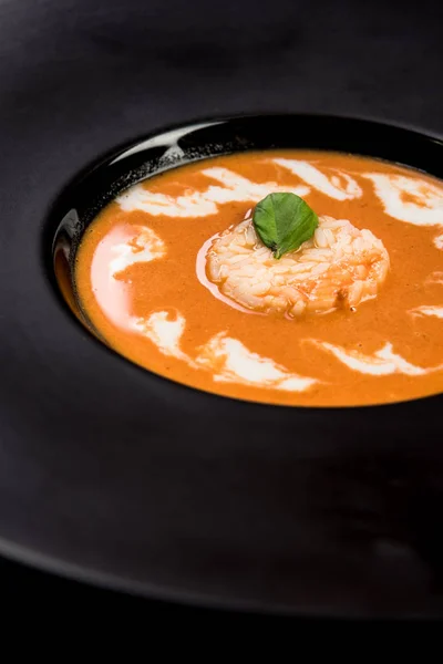 Zelfgemaakte tomatensoep geserveerd op donkere plaat — Stockfoto