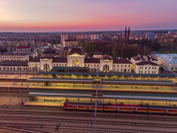 Železniční stanice Tarnow osvětlená večer — Stock fotografie