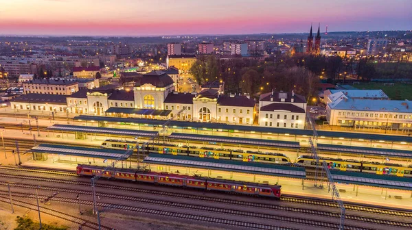 Železniční stanice v Tarnow, Polsko osvětlená v soumraku — Stock fotografie