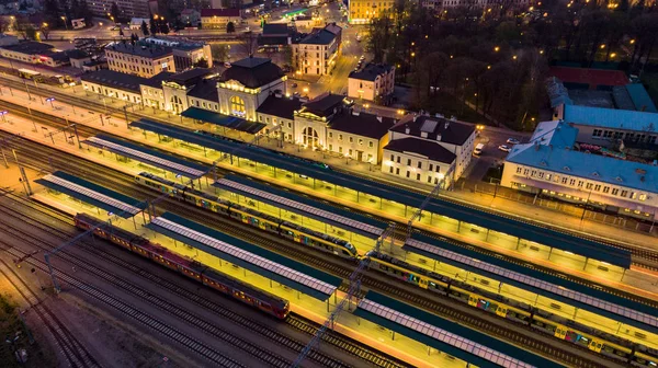 Estação ferroviária em Tarnow, Polônia iluminada ao crepúsculo — Fotografia de Stock