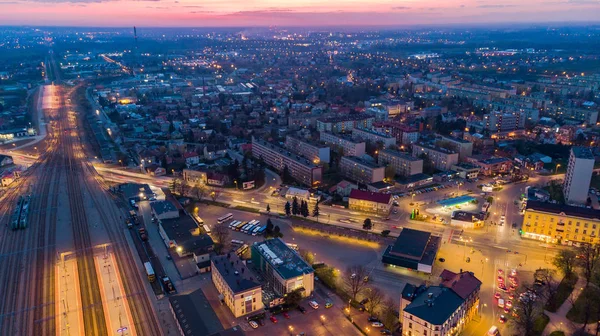 Město Tarnow v Polsku, vzdušné zobrazení za soumraku — Stock fotografie