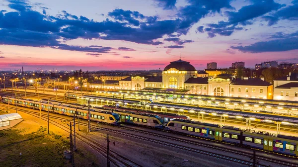 Estação ferroviária em Tarnow, Polônia iluminada ao crepúsculo — Fotografia de Stock