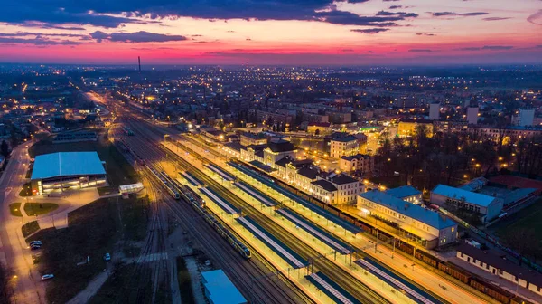 Podświetlany dworzec kolejowy w Tarnow, Polska. widok z lotu ptaka — Zdjęcie stockowe