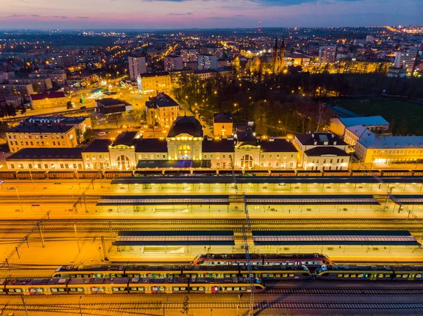 Železniční stanice Tarnow osvětlená večer — Stock fotografie