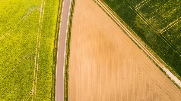 Schéma abstrait dans les champs agricoles au printemps, vue aérienne, dro — Photo