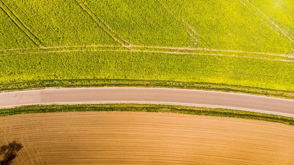 Patrón abstracto en campos de cultivo en primavera, vista aérea, dro — Foto de Stock