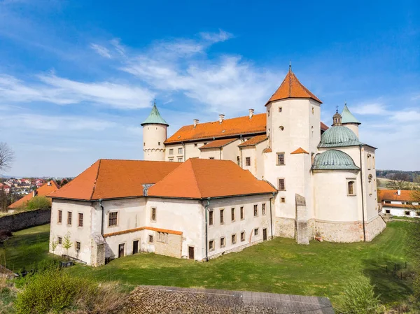 Renaissance Castle on the hill in Nowy Wi � nicz, Πολωνία, εναέρια — Φωτογραφία Αρχείου