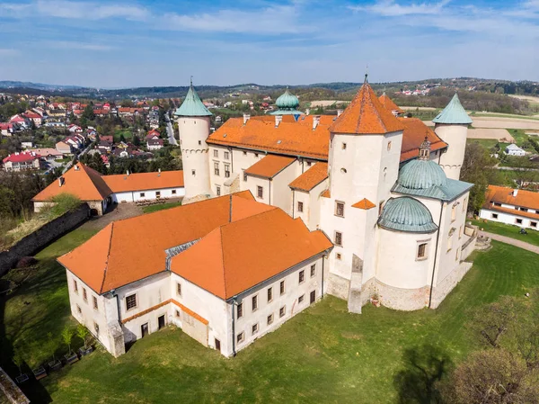 Renaissance Castle on the hill in Nowy Wi � nicz, Πολωνία, εναέρια — Φωτογραφία Αρχείου