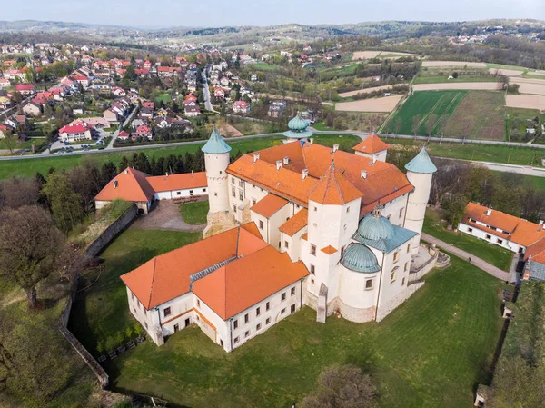 Renaissance Castle on the hill in Nowy Wi � nicz, Πολωνία, εναέρια — Φωτογραφία Αρχείου