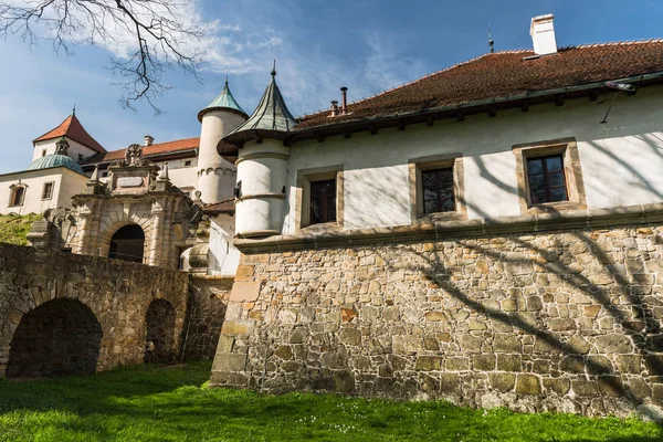 Renaissance and Baroque Castle on the hill in Nowy Wi��nicz,les — Stock Photo, Image