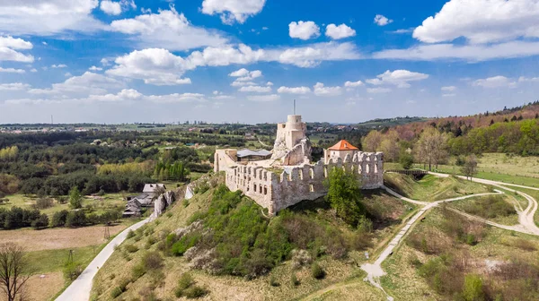 Εναέρια θέα στα ερείπια του κάστρου Rabsztyn στην κορυφή του λόφου την ηλιόλουστη μέρα, P — Φωτογραφία Αρχείου