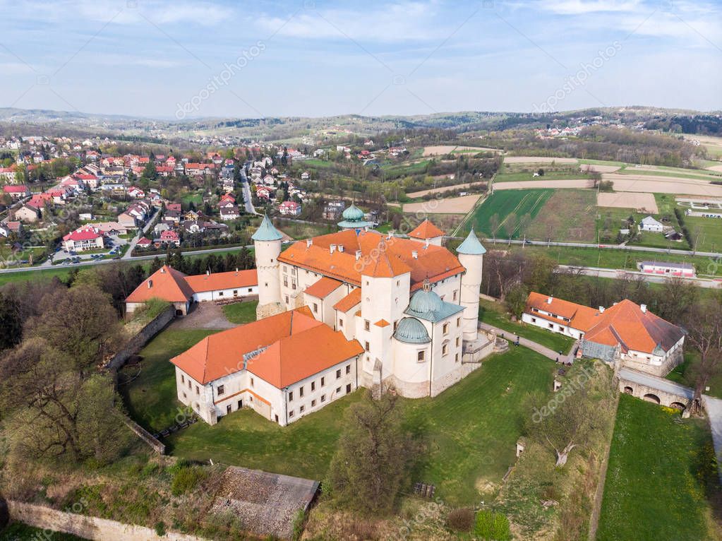 Castillo renacentista en la colina en Nowy Wi jalá nicz, Polonia, aérea