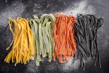 Ev yapımı pişmemiş renkli tagliatelle makarna