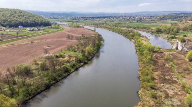 Polonya'da Cracow yakınlarındaki Vistula nehri üzerinde havadan insansız hava aracı görünümü
