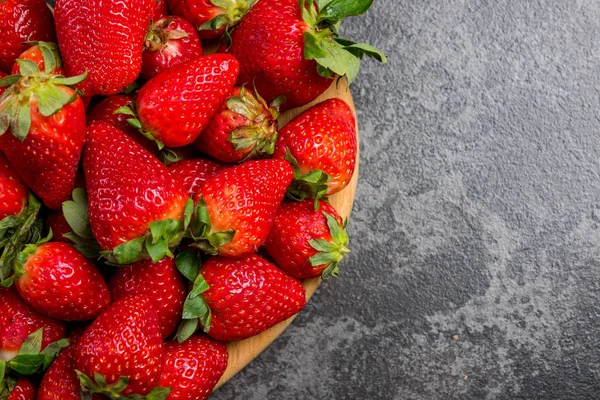 Fresas frescas sobre mármol oscuro, espacio de copia de fondo —  Fotos de Stock