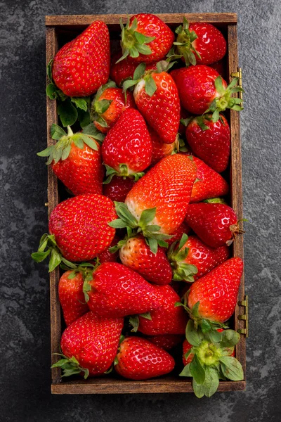 Caja de madera con fresas frescas del mercado —  Fotos de Stock