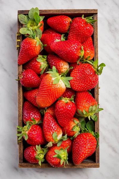 Caja de madera con fresas frescas del mercado —  Fotos de Stock