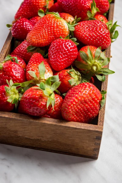 Caja de madera con fresas frescas del mercado —  Fotos de Stock