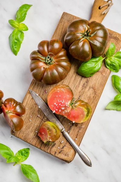 Chocolade tomaten met basilicum op laser Board — Stockfoto