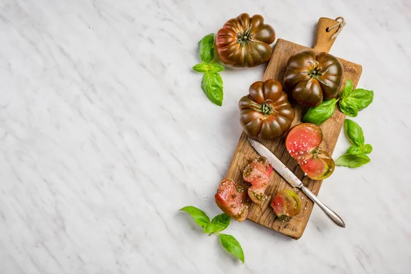 Salade maken met chocolade tomaat op houten plank — Stockfoto